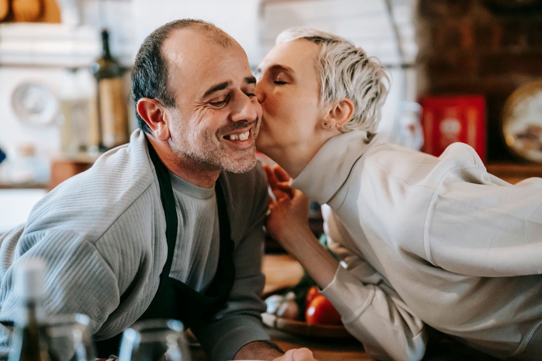 Un couple complice à la maison