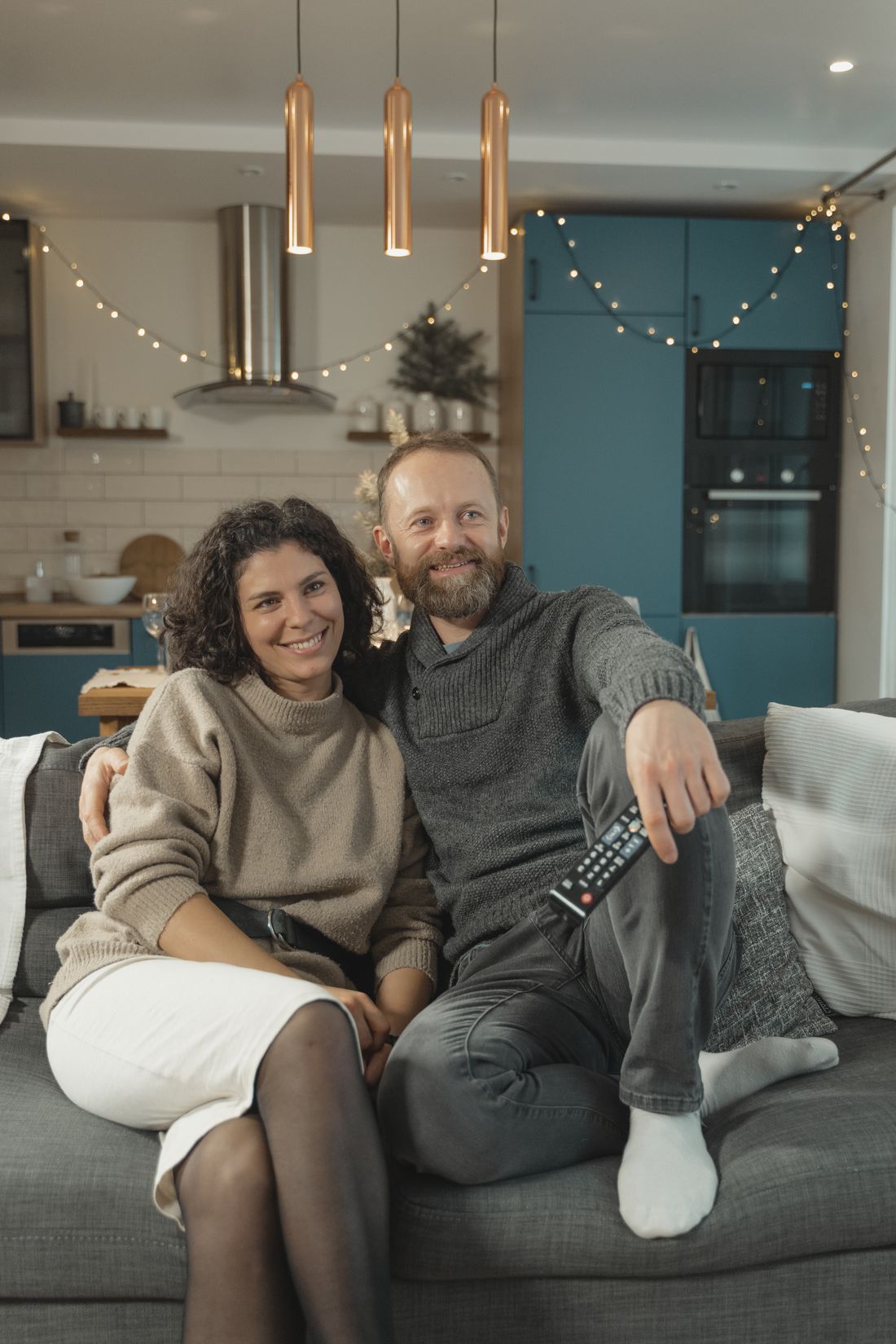 Un couple détendu à la maison